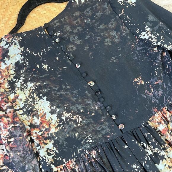 Intermix 100% silk art to wear witchy bell sleeve blouse button back - Picture 6 of 7